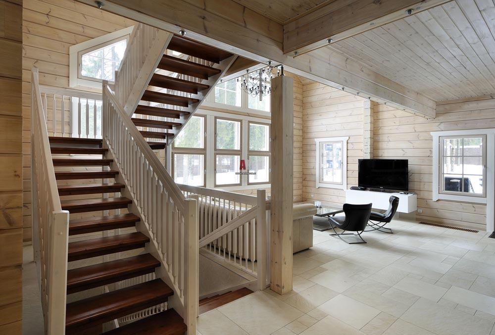 деревянная лестница в интерьере деревянного дома